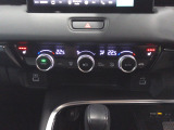 オートエアコンは左右席で独立温度コントロールが可能です。シートヒーター付きで、冷えた車内でもスイッチを押せば数秒で座面と背もたれがあたたかくなります。