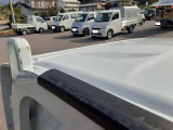 左に凹みあります