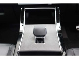 新型Range Roverのデザインを踏襲したインテリアに変更。ランドローバーらしい、直線を効かせた、さらにRANGE ROVERシリーズに相応しいシンプルでありながら、高級感のあるインテリアになっています。