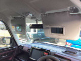 運転席と助手席のサンバイザーにはバニティーミラーが付いています。身だしなみのチェックにお使いいただけます。
