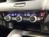 【左右独立型フルオートエアコン】運転席と助手席でそれぞれお好みの温度に設定可能。同乗者にも配慮した、快適な空調をお届け致します。