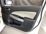 運転席ドアトリムです。多少の使用感はありますが気になる汚れなどもございません。