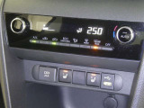 【オートエアコン】車内温度を感知して自動で温度調整をしてくれるのでいつでも快適な車内空間を創り上げます!どの席に座っても快適なドライブが楽しめます♪