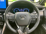 手元に複数のスイッチを備え、運転姿勢を大きく変えずに各種機能へアクセスしやすい配置です。握りやすい形状で、日々の運転時も自然に扱えるステアリングです。