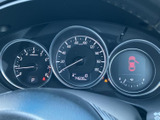各メーターがまとまって配置され、運転中も必要な情報を確認しやすい構成です。中央の表示部や警告灯も視界に入りやすく、日々の運転を支えてくれます。