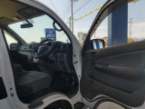 運転席ドア開放時のフロント室内全体写真です。シートの設置状態やステアリング、ドアインナーのコンディションについて画像にてご確認ください。