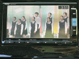 画面でテレビ番組を視聴できる装備です。停車中の休憩時間などに映像を楽しめるため、車内で過ごすひとときの選択肢が広がります。視聴は停車時にお楽しみください。