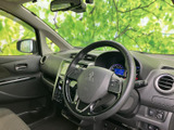 運転席まわりは視界が広く、前方や左右の様子を確認しやすいレイアウトです。シートやドア内側も落ち着いた色合いでまとまり、毎日の乗り降りにもなじみやすい空間です。
