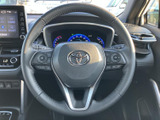 ステアリング左右には複数のスイッチが配置され、運転姿勢を保ちながら手元で各種操作を行いやすい構成です。メーターを見ながら使えるため、日常の運転を快適にサポートします。