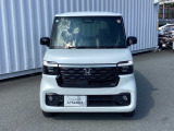 LEDヘッドライトは、本当に明るくて安全です。暗い夜道からお客様を守ってくれます。運転しやすいですし、自慢にもなるかも?黄色いハロゲンライトと見比べてください。