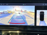 リバースポジションにシフトすると自動的にカメラが作動、ディスプレイに後方の視界が映し出される、安心のバックカメラを装備。