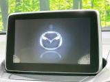 【マツダコネクトナビ】車内の雰囲気にマッチした一体型タイプのナビ。各種車輌設定やBluetooth再生等、様々な機能が楽しめます。直感的なダイヤル操作が可能で、使い勝手も良好です。