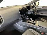 シックな色使いの運転席周りですね。すっきりとしたデザインで上品な色使いです。居心地の良い運転席、長く座ってられるリラックスできるデザインがいいですね。