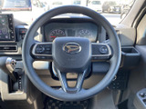 握りやすい形状で、左右にスイッチを備えたステアリングです。運転姿勢のまま手元から操作に移りやすく、必要な機能を確認しやすい配置で、日々の運転を支えます。