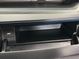 運転席側のインパネアッパーボックスは嬉しい収納!USBソケット付きでスマホの充電もできます!