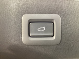 パワーリフトゲートは運転席とリフトゲート側、さらにアドバンストキーでも開閉が可能!開度は無段階にメモリー設定もできます。ゲート内側にタッチセンサーを配置し、手などを挟み込む危険を低減します。