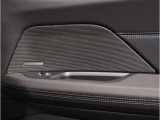 ハーマンカードンは移動中の車内空間をより快適に過ごす為のスピーカーで600W・9チャンネル・サラウンド・車両専用のイコライザーが装備され、良質な音源でございます。