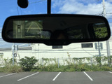 後方の様子を画面で確認できるため、駐車時や車庫入れの際の周囲確認をサポートします。ミラー越しの目視とあわせて活用でき、限られたスペースでの駐車にも心強い装備です。