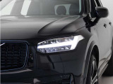 ひときわ印象的なT字型のLEDヘッドライトは、新世代のボルボを象徴するユニークなアイコンとなっています。LEDデイタイム・ランニング・ライトやポジションライト、ウインカーの役割も果たします。