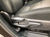 運転席シート座面は上下アジャスター付きです。お好みの位置に調整可能です。