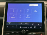 FM・AMやテレビ、Bluetooth、USBなど、複数の音源を画面から選択できます。利用する機器やシーンに合わせて使い分けやすく、移動中の楽しみが広がります。