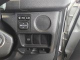 運転席右側インパネ(電動ドアミラースイッチ部)の拡大写真です。スイッチ操作部の状態やパネル周りのコンディションについて画像にてご確認ください。