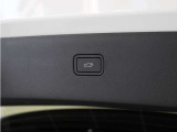 テールゲートには、スイッチ一つで開閉可能な電動開閉機能を採用。ディスプレイから、またはテールゲートにあるボタンを使用して開閉します。