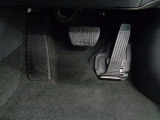 この車輌の清掃風景です!!シートを取り外して徹底洗浄!!細かなほこりやしみついた汗など、前使用者の痕跡を除去します
