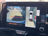 後方の映像に加えて車両周辺を上から見た表示も確認でき、駐車時の周囲確認をサポートします。画面のガイド表示を目安に、車庫入れや狭い場所での切り返しにご活用ください。