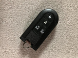 スマートキーを装備しています☆カギをカバンやポケットに入れて頂いた状態でドアロックの開閉やエンジンスタートをして頂けますよ!とても便利な装備です!
