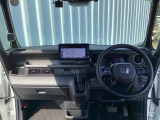 運転席周りです。カップホルダーや小物の収納などは必須ですよね!!使い勝手の良いつくりになっております!!