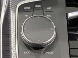 iDriveコントローラー シンプルかつ直観的な操作で、コントロール・ディスプレイに表示されるさまざまな機能を設定できます。