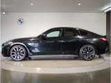 【拘りのFR】BMWが多く採用するFR車。ダイレクトでスポーティな加速感・シャープなハンドリングを実現。縦置きエンジンレイアウトにより、フラットで上質な乗り味です。