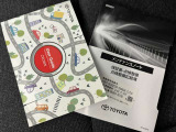 メンテナンスノート、取扱説明書です。 その車の整備記録が事細やかに記録されています。 車が生まれてから今までどのような道を歩んできたのか判るとても重要な物ですよ。