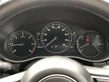 シンプルで見やすいメーター類