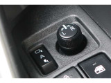 オートリトタクタブルミラーは、ドアロックの開閉と連動してドアミラーを開閉します。
