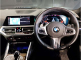 【ハンドル】ドライバーとBMW車の一体感がダイレクトに伝わるステアリングホイール。形状・太さへの拘りに加えて、操作性を高める為にスイッチ類も配置。クイックかつ安定のドライビングを体感下さい!