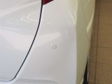 コーナーセンサーを車の前後に装備。障害物との距離に応じて、警告音を変えてお知らせしてくれます。