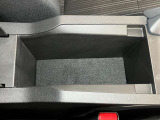 アームレストの中にも収納スペース!運転席周りをすっきり保てます!