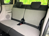 左右に並ぶ後席は、明るい色合いの座面で車内をやさしい雰囲気に。ヘッドレストも備わり、後席に座る方も落ち着いて過ごせる空間となっています。