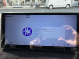 動画サービスの画面を表示でき、車内でのエンタメ利用にも対応したモニターです。メニューが見やすく、移動中の待ち時間や休憩時に、好みに合わせたコンテンツを楽しめます。