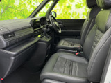 運転席と助手席が並び、前方へ視線を向けやすい見通しのよい室内です。シートには体を支える形状が見られ、落ち着いた色合いと相まって日々の移動に使いやすい空間です。