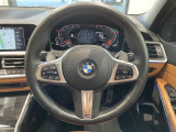 BMWのステアリングのリムは、一般的なものより少し太めにデザインされています。 これはタイヤやステアリングシャフトなどを介して伝わる路面からの入力を、しっかりと把握するためです。