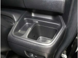 【運転席側ドリンクホルダー】ドライバーがすぐに取り出せる位置に配置されています!これでロングドライブも問題なしですね!