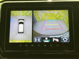 後方の映像に加えて車両周辺を確認できる表示があり、駐車時の安全確認をサポートします。目安となるガイド線も表示されるため、狭い場所での車庫入れにも役立ちます。