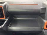 助手席側のインパネトレイは大きくてボックスティッシュも置けます!