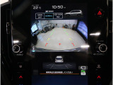 後方映像を11.6インチディスプレイに表示し、ステアリング連動ガイドラインが駐車をサポート。さらに後退時はリヤ4センサーが障害物を検知し、必要に応じてブレーキが作動します。