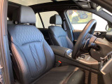 BMW Individual エクステンド・レザー・メリノを採用。上級レザーならではの質感が、室内空間に落ち着いた高級感をもたらします。ブラックの内装が、スカイスクレイパー・グレーの外装とも調和しています。