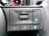 プロパイロット。高速道路の運転で、アクセル、ブレーキ、ステアリングをクルマがアシスト。ドライバーの負担を軽減します。
