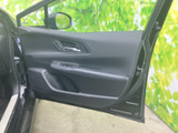 窓から外の様子を確認しやすく、乗り降りの際も周囲を見渡しやすい運転席側のドアまわりです。腕を置きやすそうなアームレストやドアポケットを備え、日常の乗車時にも使い勝手に配慮された落ち着いた空間です。